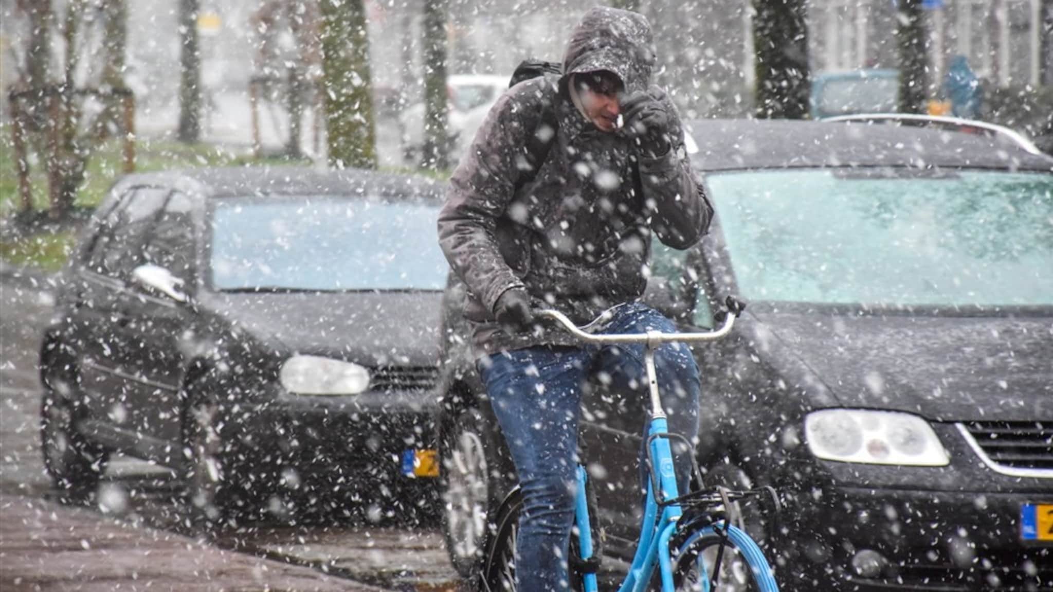Winterse buien trekken over het land, bekijk hier waar het nu sneeuwt